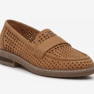 Earth Jacara Loafer. Perforated Tan Leather Loafer. Barely Worn. Size 8M
